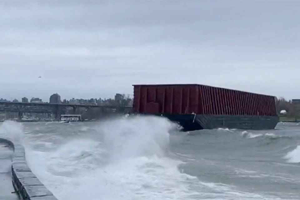 28087919_web1_vancouver-barge