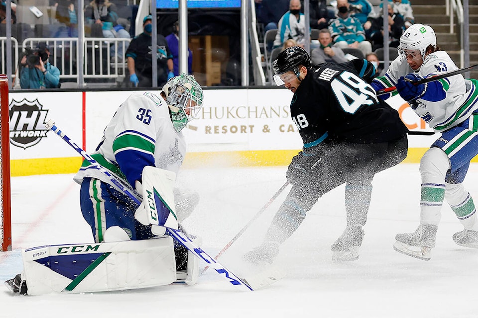 28208098_web1_220217-CPW-Canucks-Sharks-demko_1