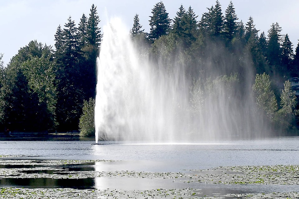 29635921_web1_220624-ABB-Mill-Lake-Fountain-opens_2