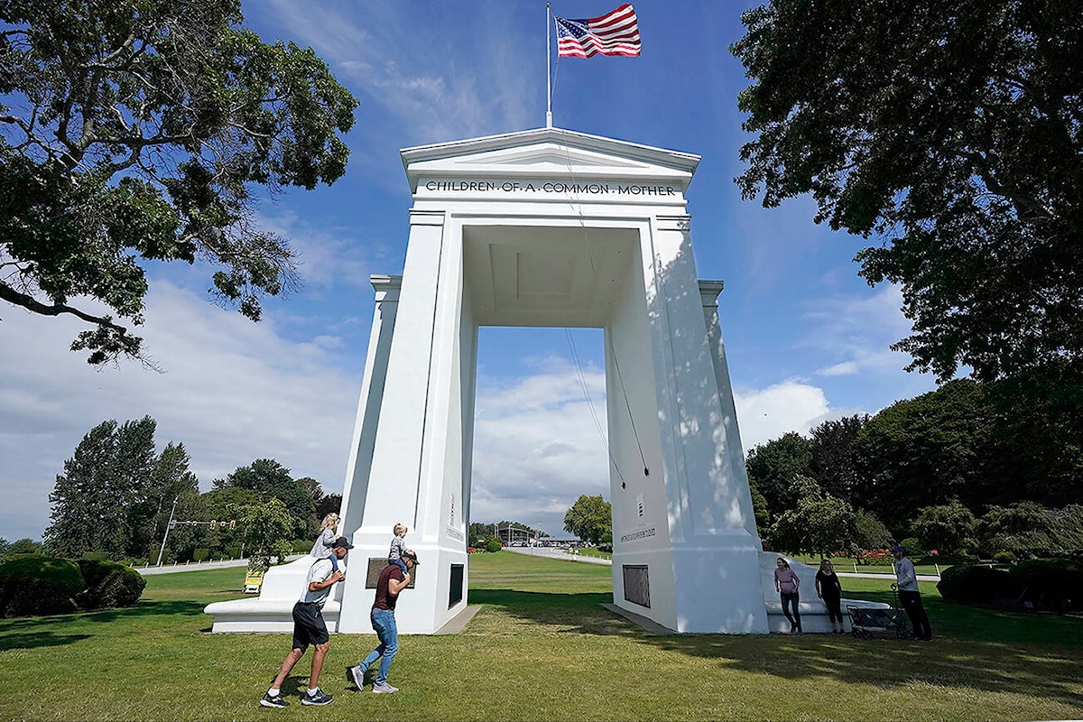 No summer access to Canada side of Peace Arch Park - The