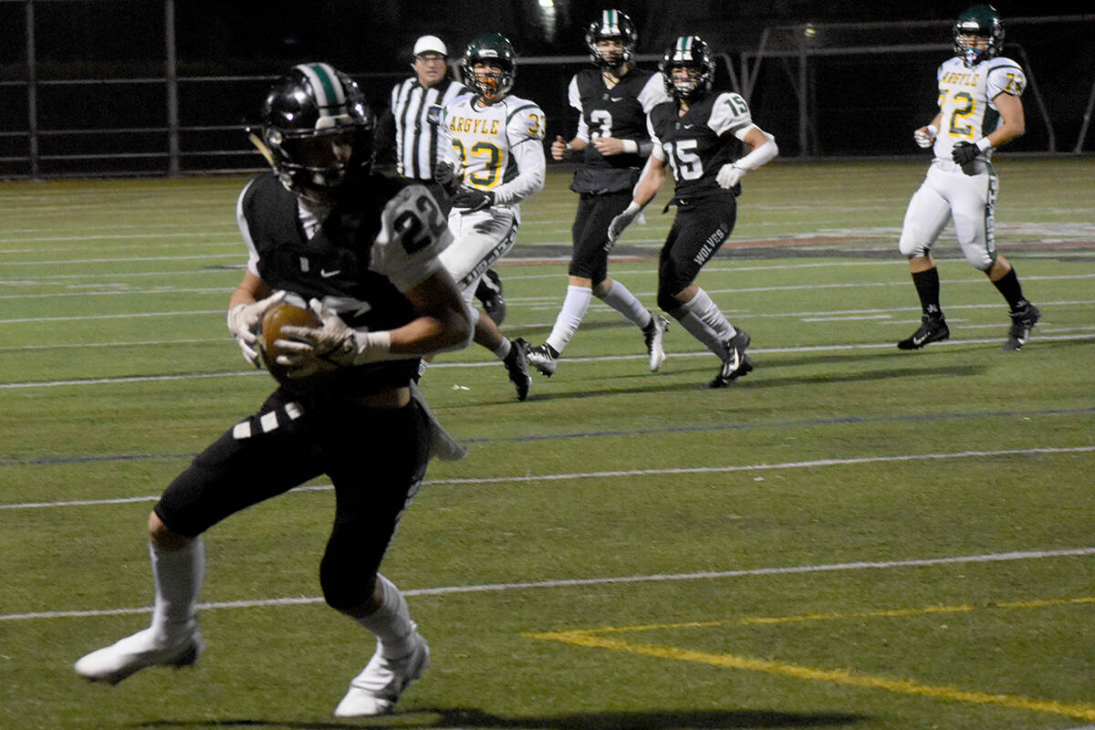 31067211_web1_221124-ABB-hsfootball-3_4