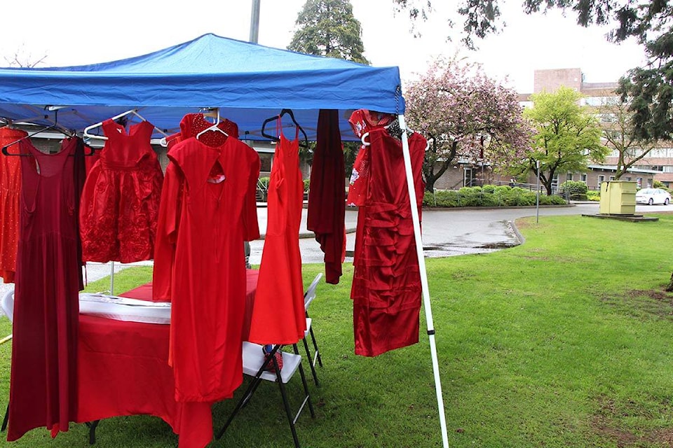 32633367_web1_230511-ABB-Red-Dress-Day_2