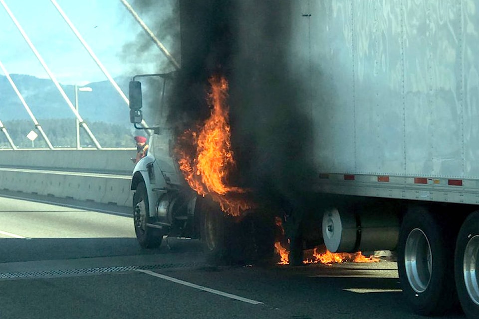 13881618_web1_copy_181009-SUL-vehicle-fire-port-mann2_ne201810995243783