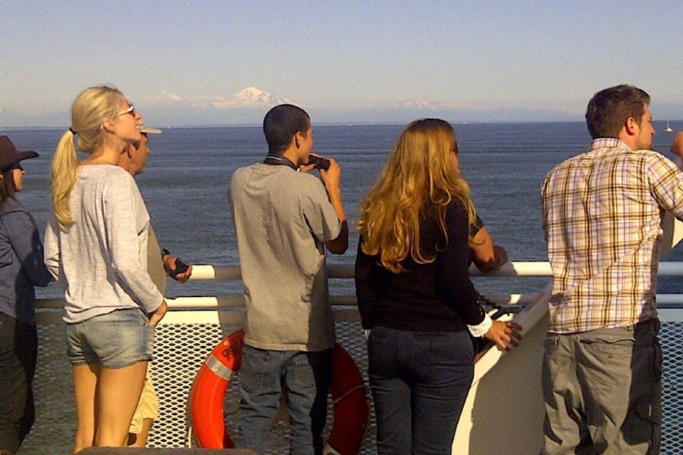 15723498_web1_20180619-BPD-ferry-whale-watchers