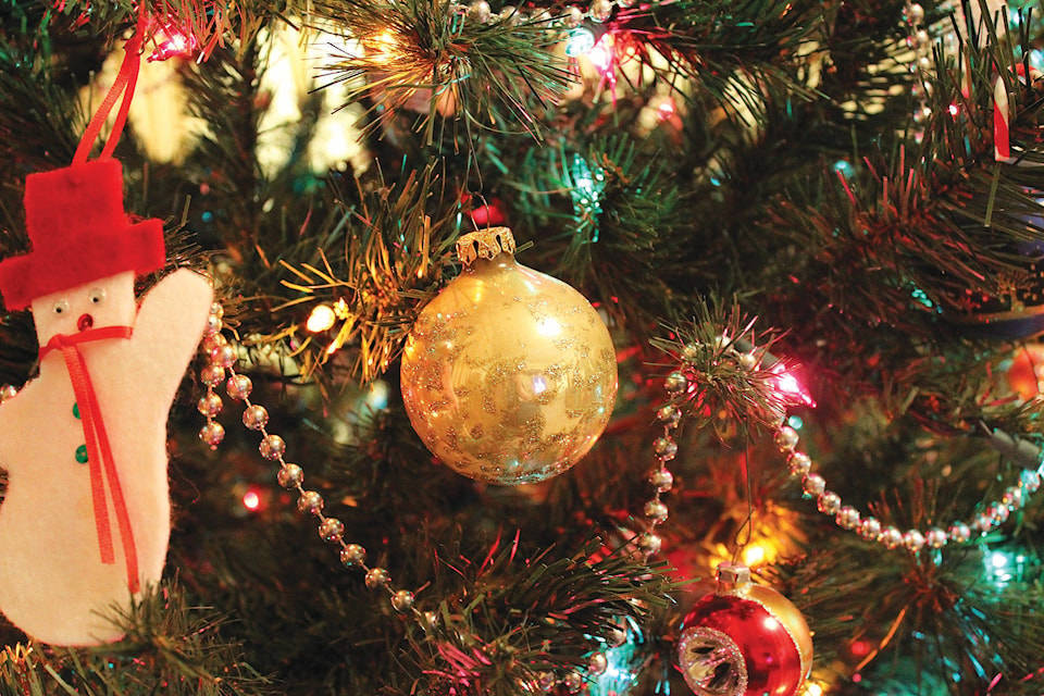 23534582_web1_Christmas-tree-decorations