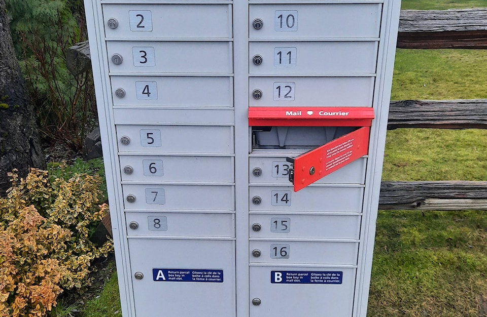 24159757_web1_210208-CPL-CanadaPostBoxLeftOpen_1