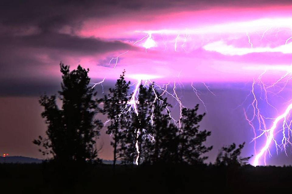 25212004_web1_lightning