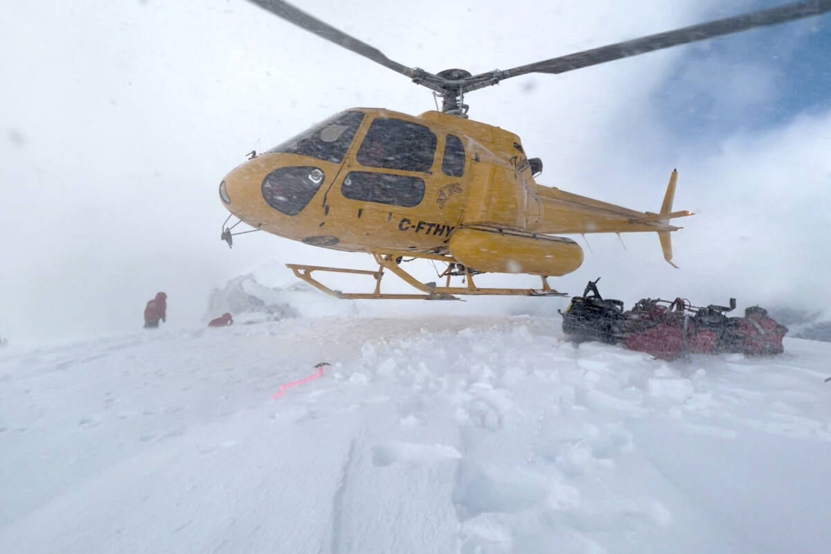 28012716_web1_220131-MRN-CF-rescue-Golden-Ears-helicopter_4