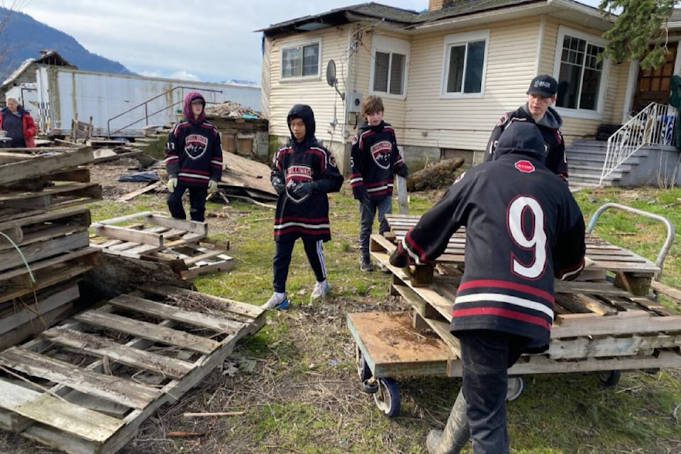 28548429_web1_220318-CPL-AdoptAFarmerDay-MinorHockeyTeam-flooding_2