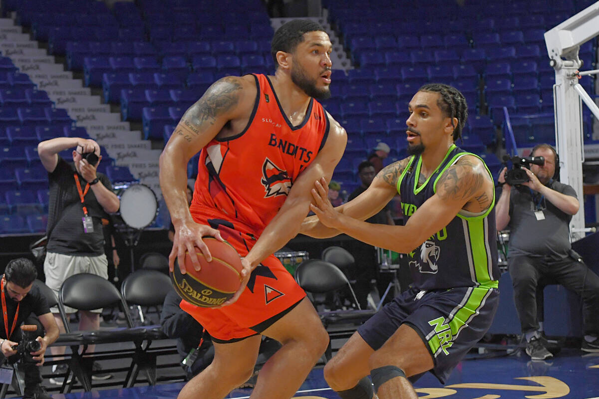 Malcolm Duvivier went around a Niagara River Lions player Sunday June 3 at Langley Events Centre. (Fraser Valley Bandits CEBL)