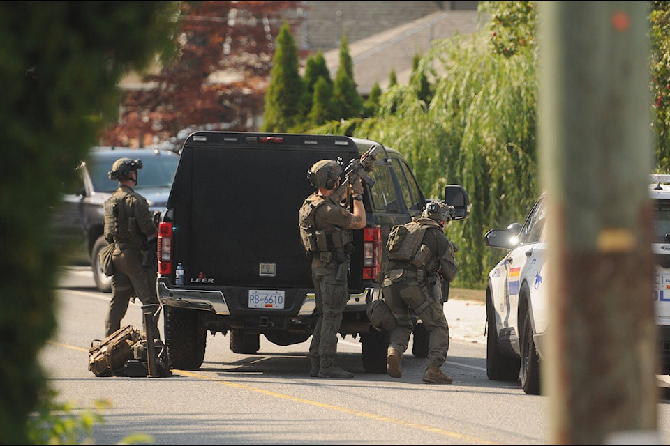 There was a heavy police presence on Strathcona Road between Hymar Drive and Killarney Drive on Thursday, Aug. 18, 2022. (Jenna Hauck/ Chilliwack Progress)