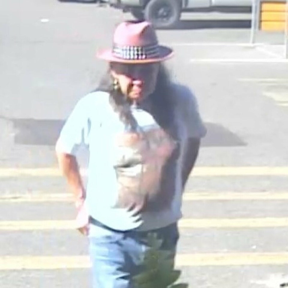 30864574_web1_221031-CPL-Identifying-Man-Stolen-Items-ID_1