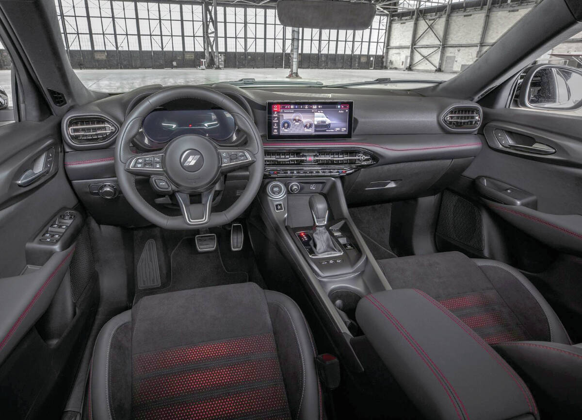 Although the Hornet uses the platform from the Alfa Romeo Tonale, the dashboard is a bit different. But the console, gear selector, steering wheel and lower half of the dash appear lifted from the Hornets Italian cousin. PHOTO: STELLANTIS