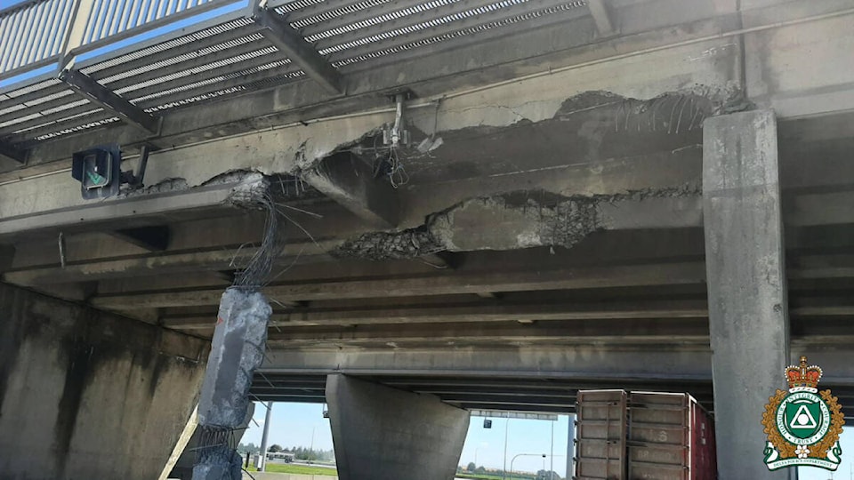 33342704_web1_230718-NDR-M-Highway-17A-overpass-damage-DPD-Tweet-FULL