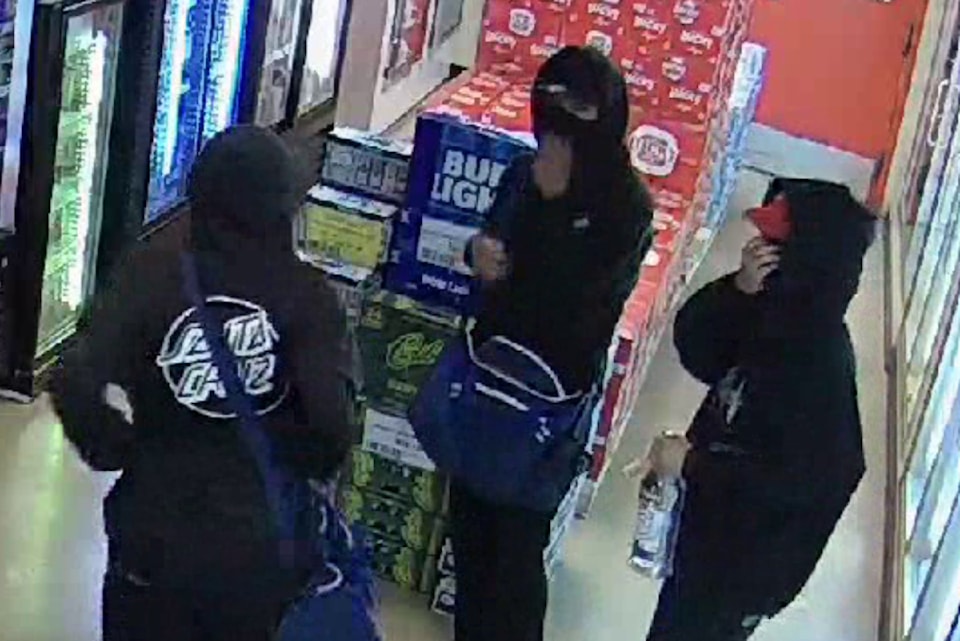 240828-avn-robbery-liquor-store-1