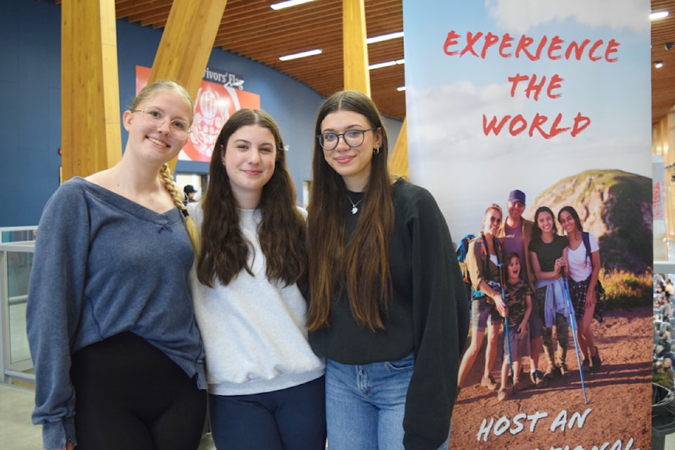 250423-avn-international-students