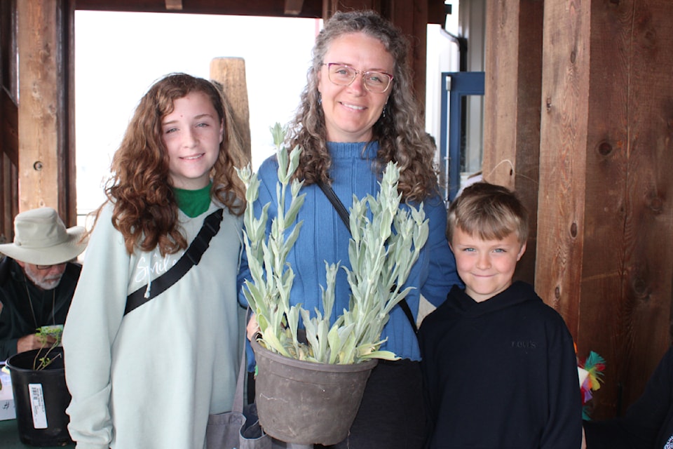 250521-avn-mt-klitsa-plant-sale-21may2025_7383