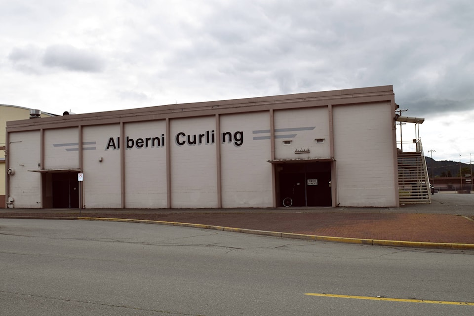 web1_170615-AVN-CurlingClub_1