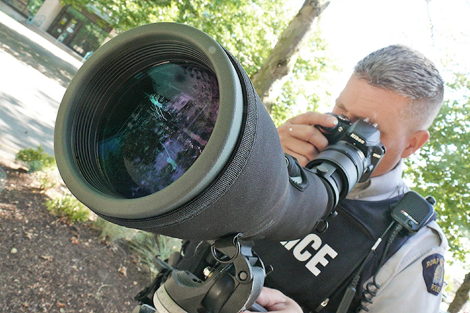 7684540_web1_170712-LAT-police-scope