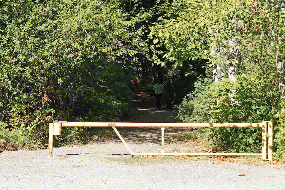 8619717_web1_log-train-trail
