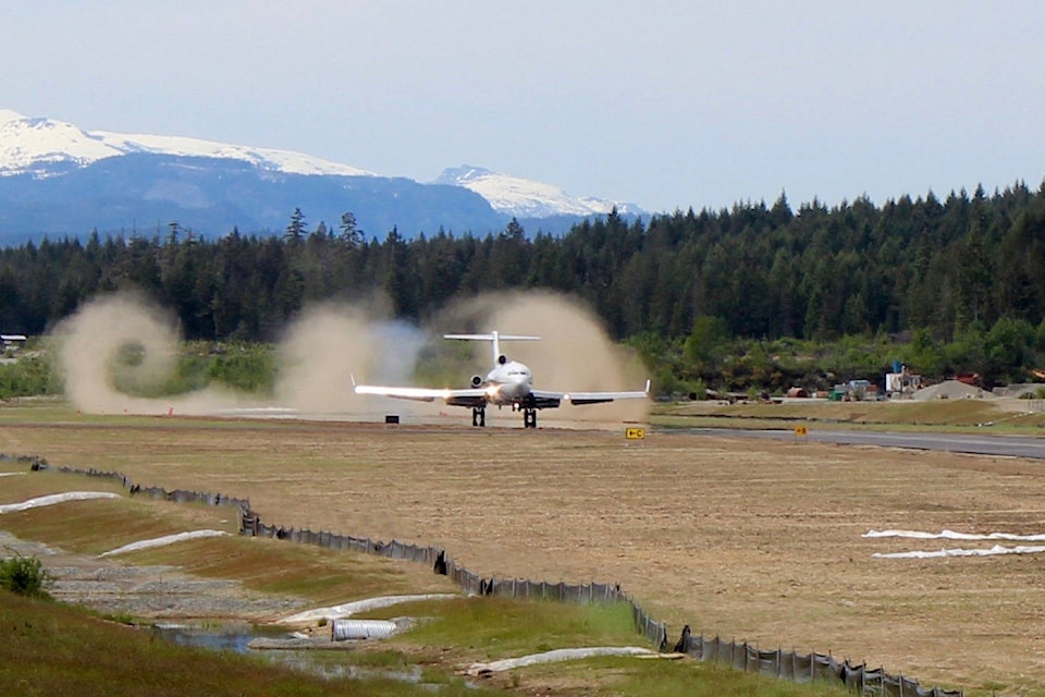 13396712_web1_Airport-727jetlands-TONY-SHUMUK_1322