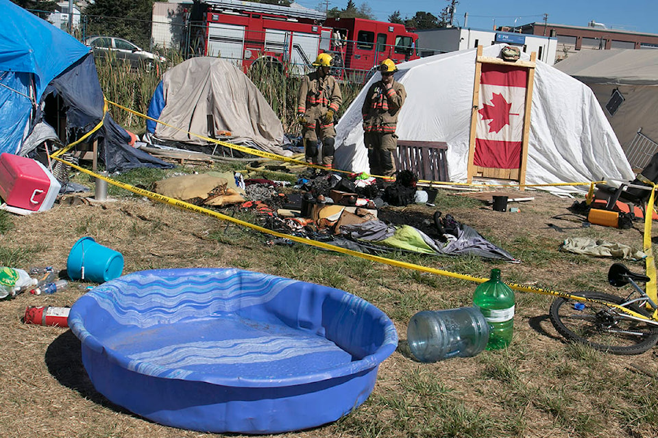 13528185_web1_VNE-SaanichTentCityFire