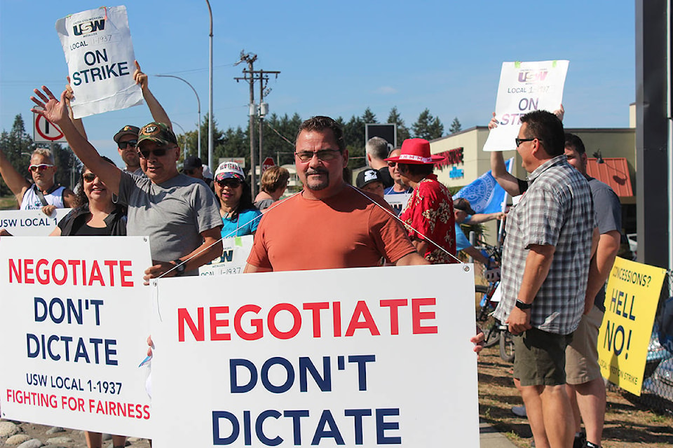 18425278_web1_190910-NBU-USW-11937-Nanaimo-Picketing