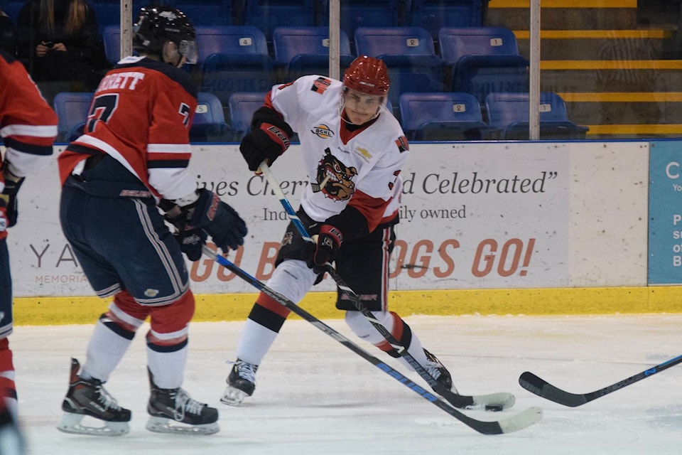 Tim Gould dishes a pass to Tommy Bannister, assisting in the second goal of the game. ELENA RARDON PHOTO