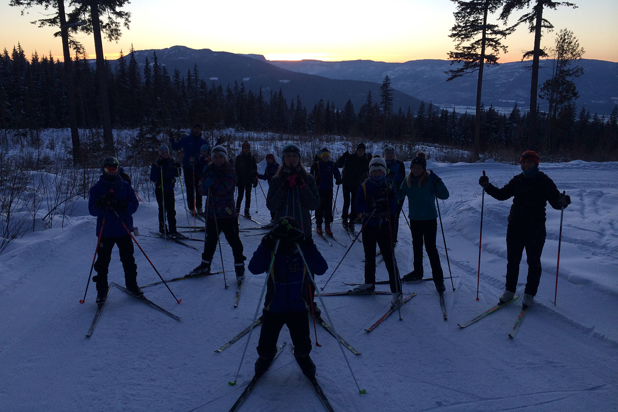 18947391_web1_191017-SAA-Larch-Hills-dark-ski-team