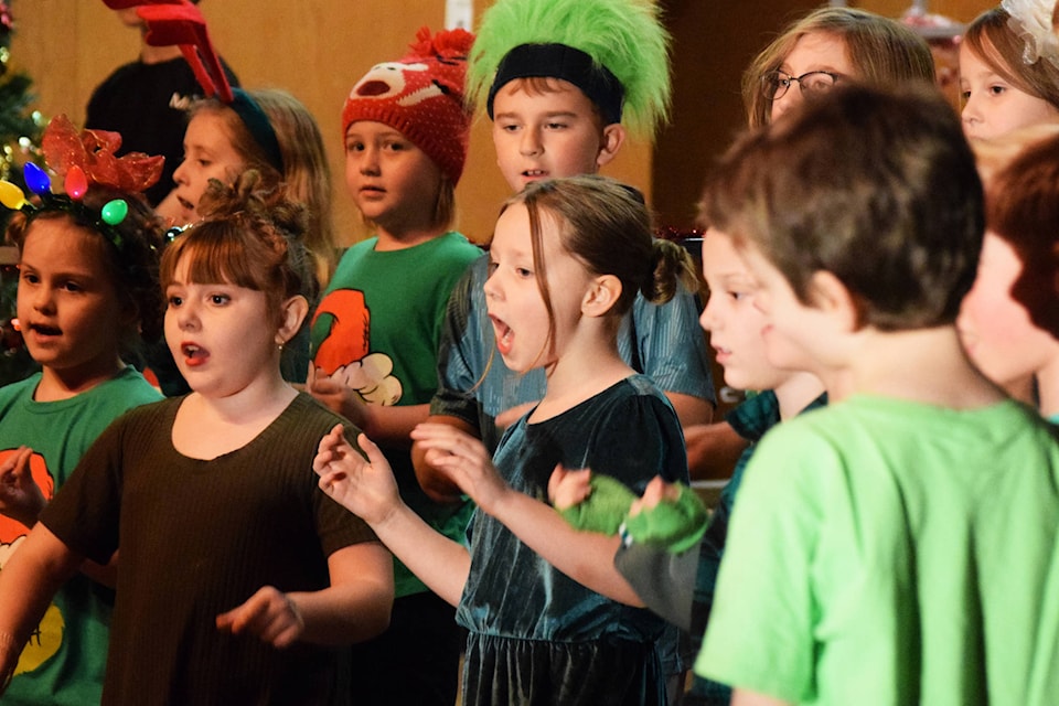 John Howitt Elementary School students sing songs from “The Grinch.” (ELENA RARDON / ALBERNI VALLEY NEWS)