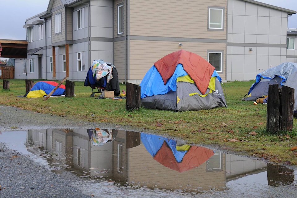 23336035_web1_201118-AVN-Shelter-protesters-evicted-AlberniShelter_5