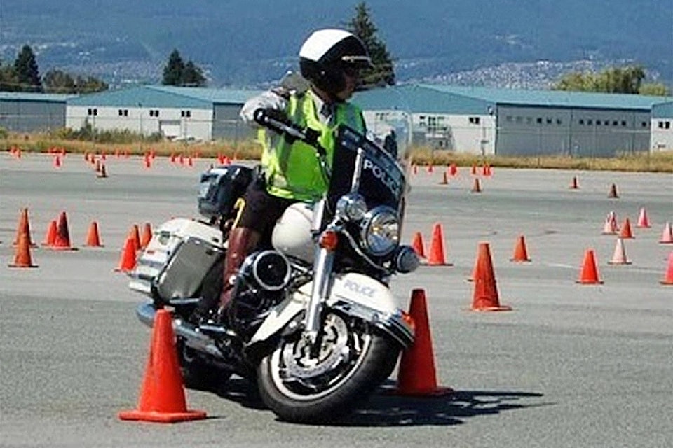 24947554_web1_210421-PQN-Share-the-Road-MOTORCYCLEINSTRUCTOR_1