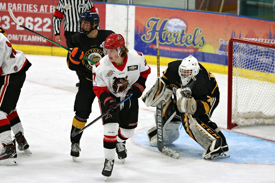 26583886_web1_210929-AVN-Bulldogs-alberni_1