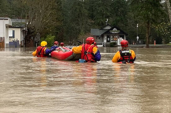 27232940_web1_211124-AVN-Alberni-rescue-helps-flood-SAR_2