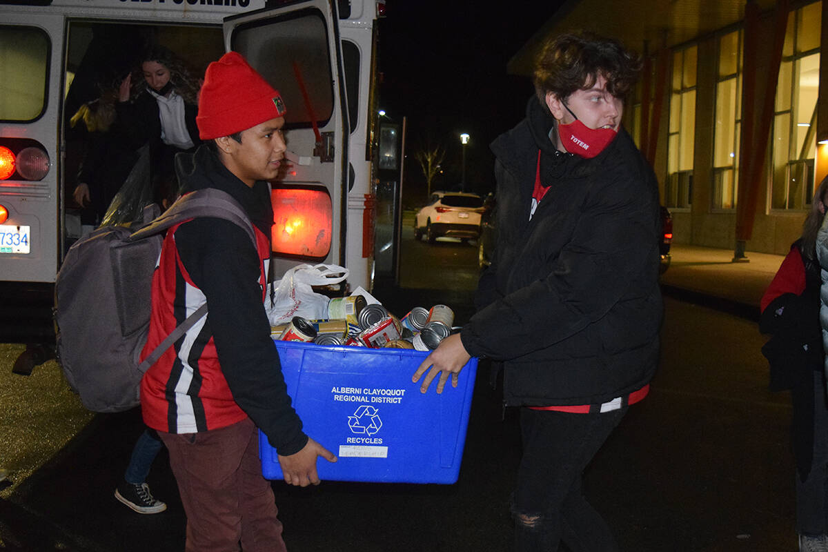 27467771_web1_211215-AVN-ADSS-Food-Drive-alberni_6