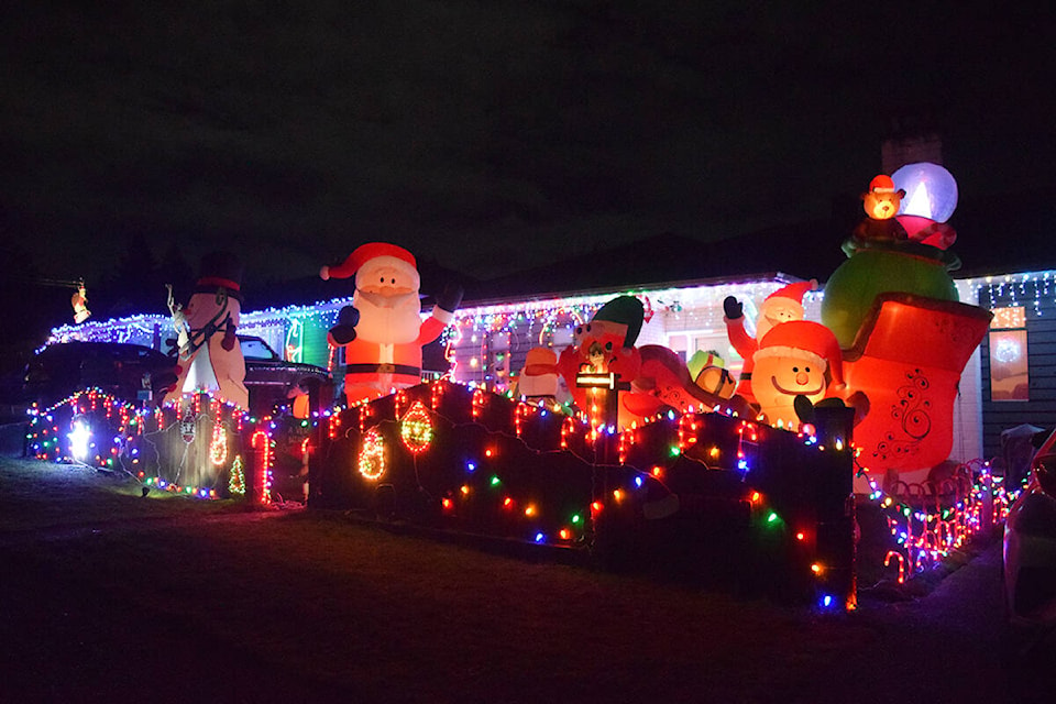 A display on Bruce Street features blow-up characters, colourful Christmas lights and even Christmas music. (ELENA RARDON / ALBERNI VALLEY NEWS)