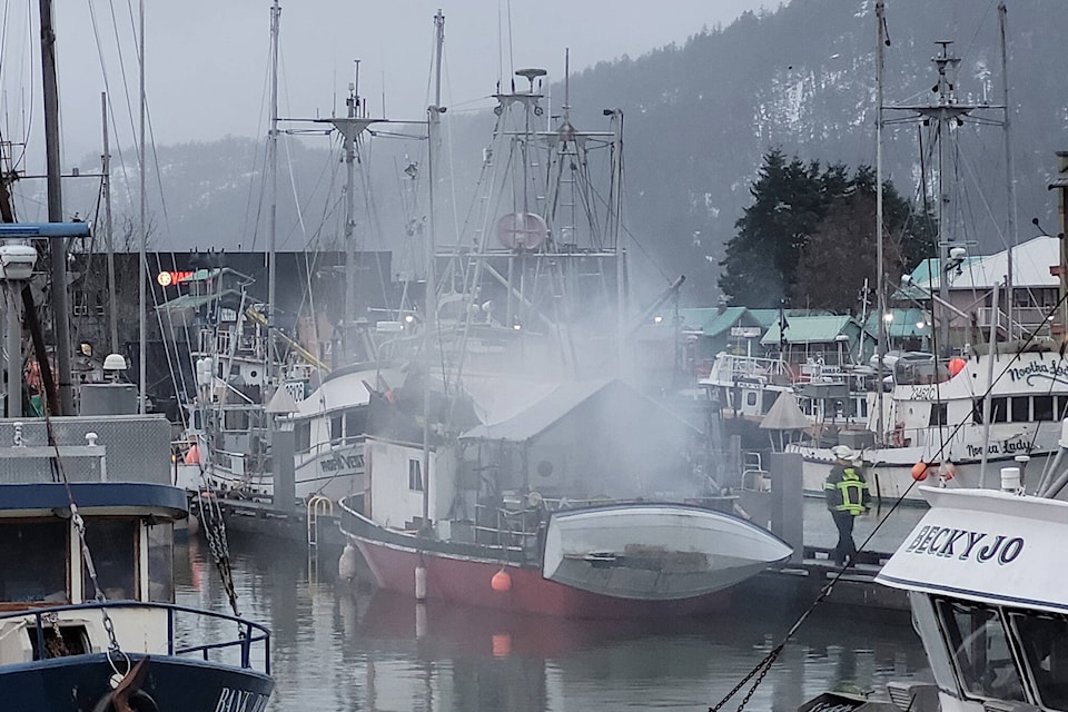 27805795_web1_220119-AVN-Boat-Fire-alberni_2