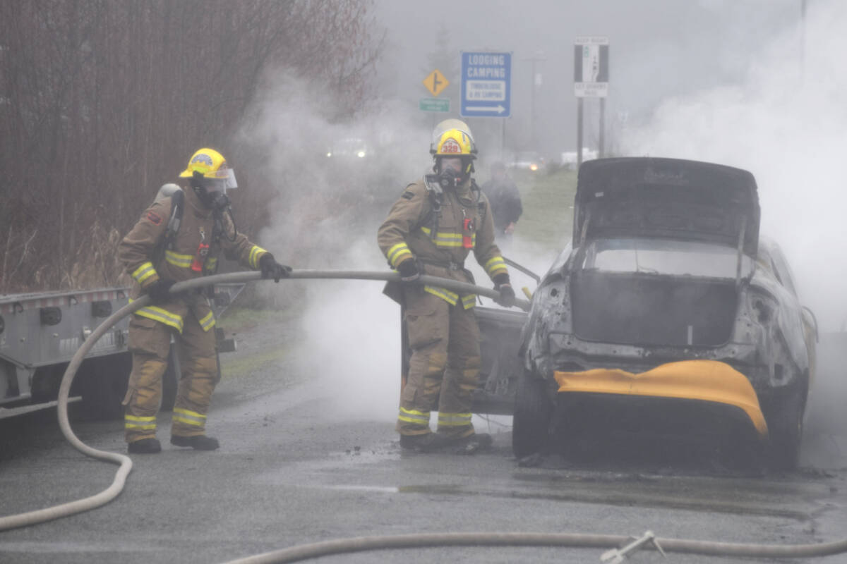 28551613_web1_220330-AVN-Fire-Alberni-Towing-fire_2