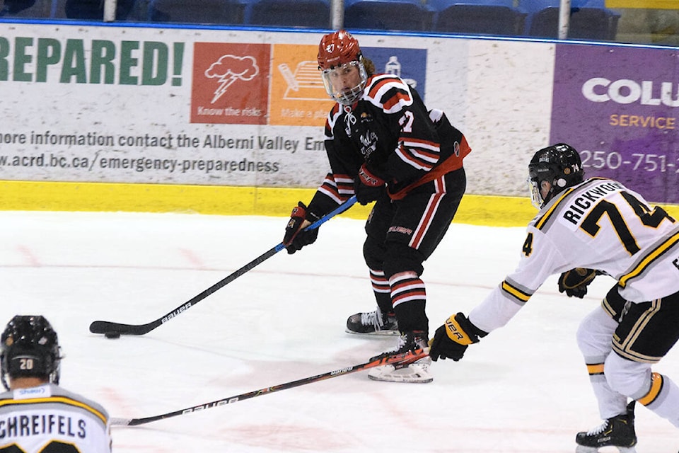 28979685_web1_210512-AVN-Bulldogs-vs-Grizzlies-alberni_4