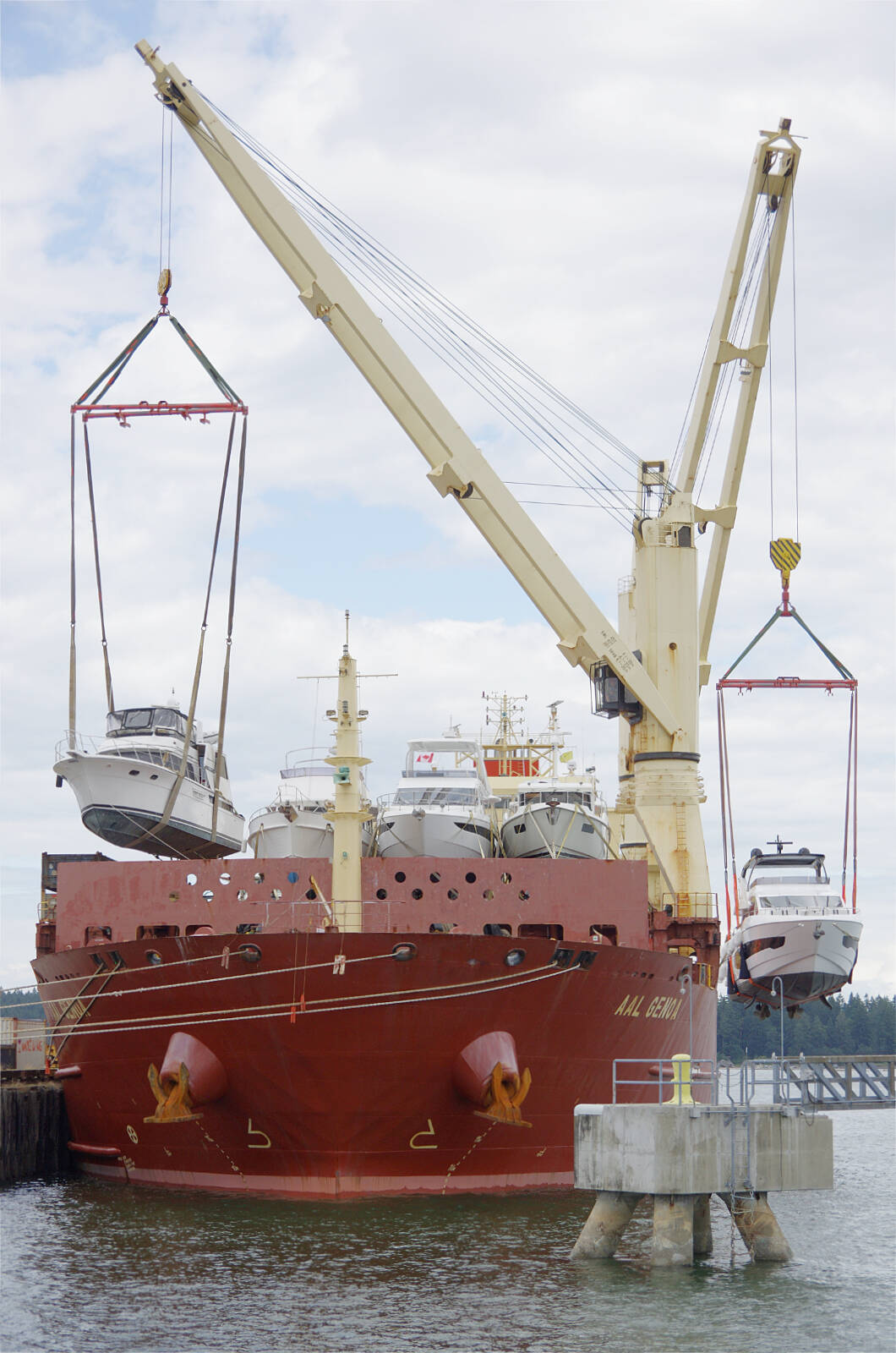 29788309_web1_220708-NBU-Yachts-unloading-_3