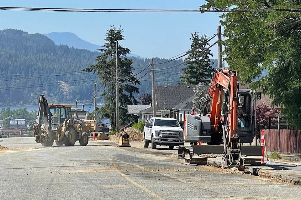 29925116_web1_220803-AVN-Burde-Street-watermain-work-Alberni_2