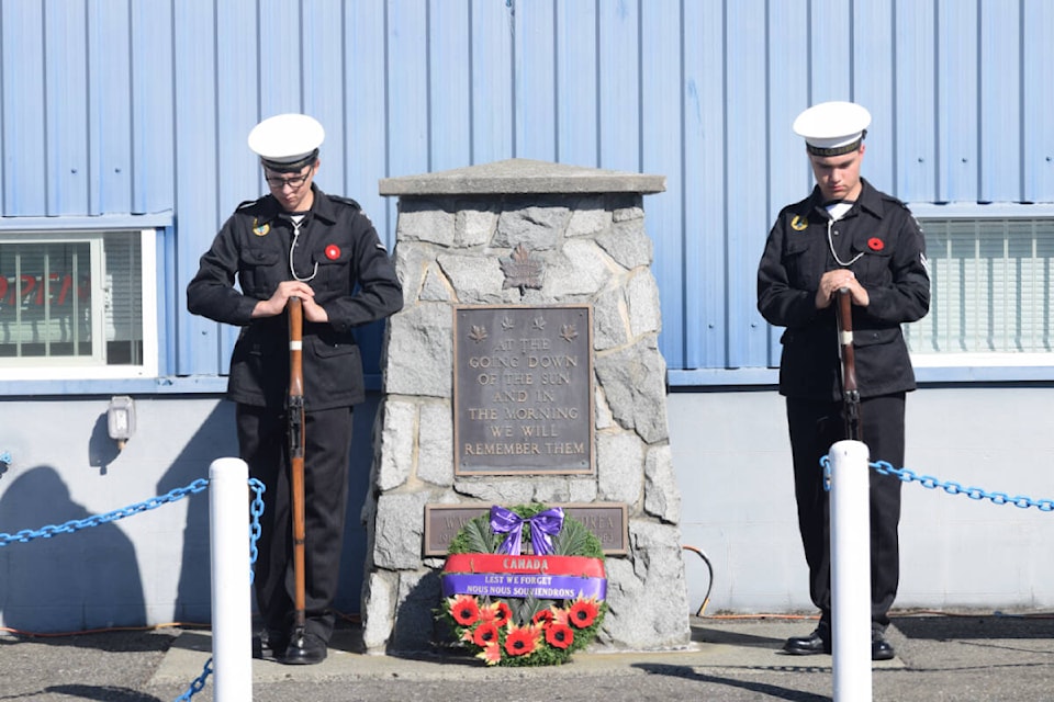 A wreath is placed at the cenotaph at the Royal Canadian Legion Branch 293 to acknowledge the passing of Queen Elizabeth II. (ELENA RARDON / ALBERNI VALLEY NEWS)