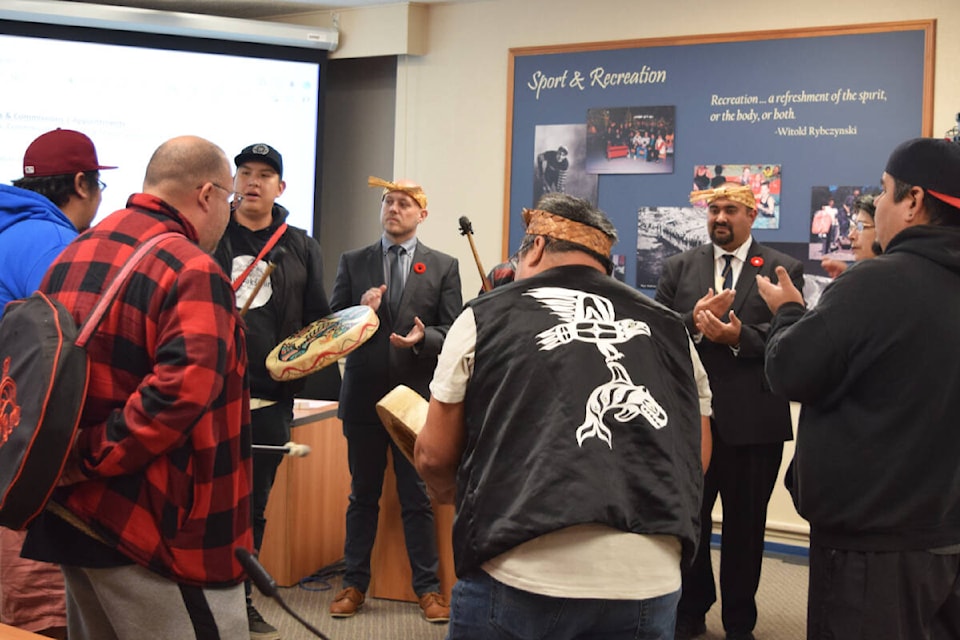Members of Tseshaht First Nation, Hupacasath First Nation and Port Alberni city council sing together at the end of the city’s inaugural meeting on Monday, Nov. 7. (ELENA RARDON / ALBERNI VALLEY NEWS)