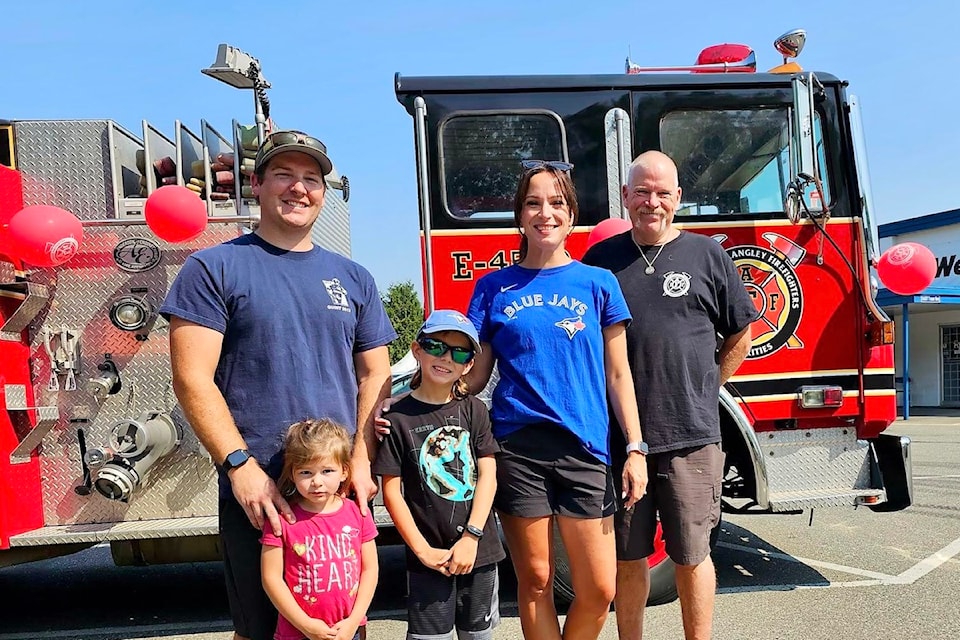 Ian Wiggins (left) and Denise Wiggins (second from right) are organizers of the third annual bottle drive fundraiser alongside the Township of 91ԭ Fire Department. 