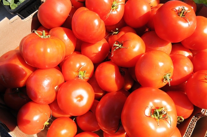 Natasha JONES 2011-05-23
Several booths feature tomatoes.