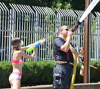 7725712_web1_170715-LAD-LegendaryWaterfight_5