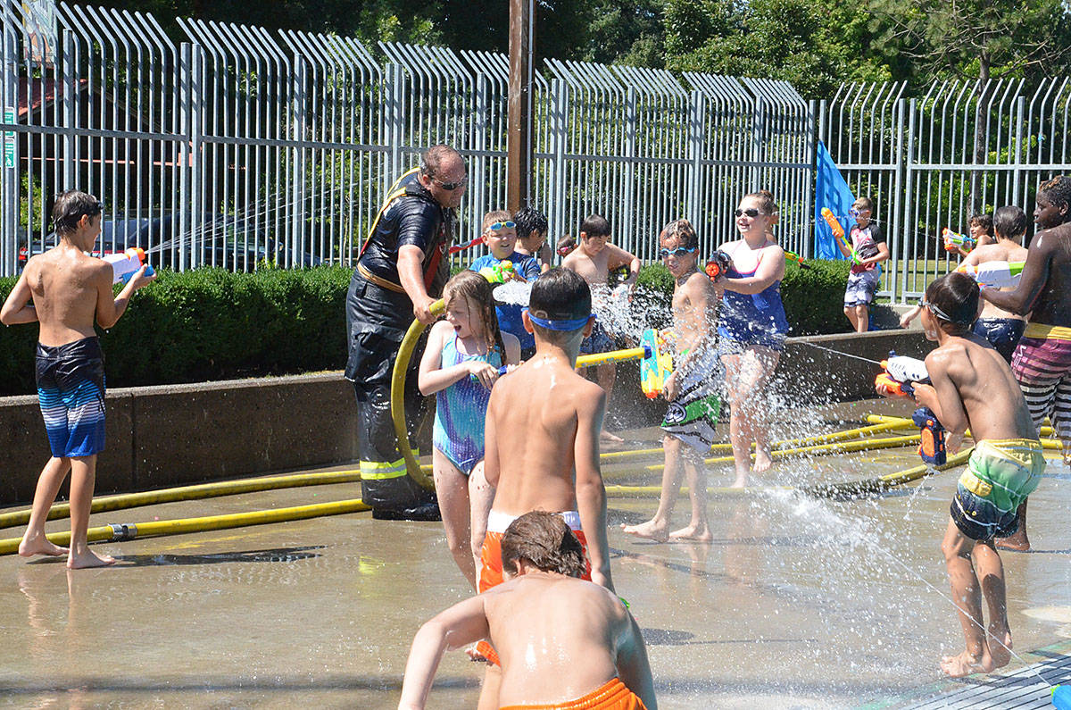 7725712_web1_170715-LAD-LegendaryWaterfight_8