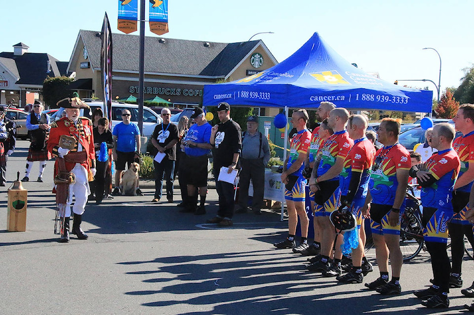 8843758_web1_town-crier-ben-buss-greets-riders