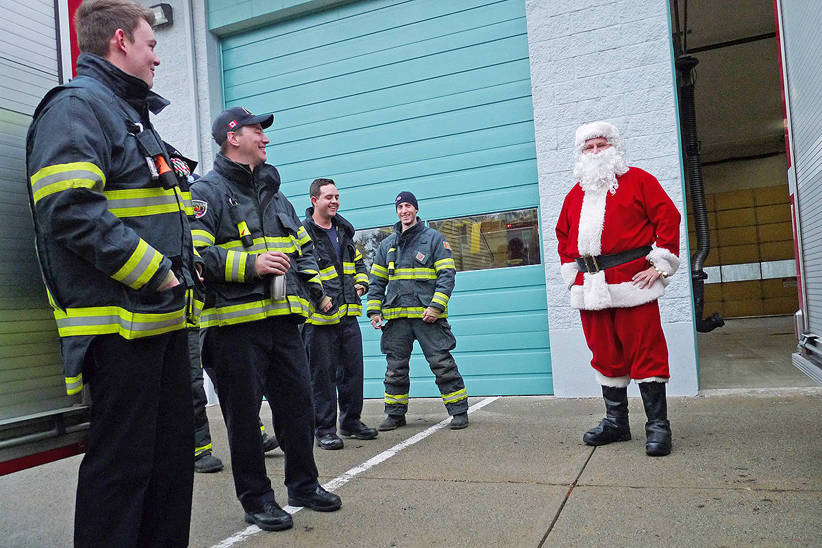 9838419_web1_171218-LAT-brookswood-firefighters-w-santa