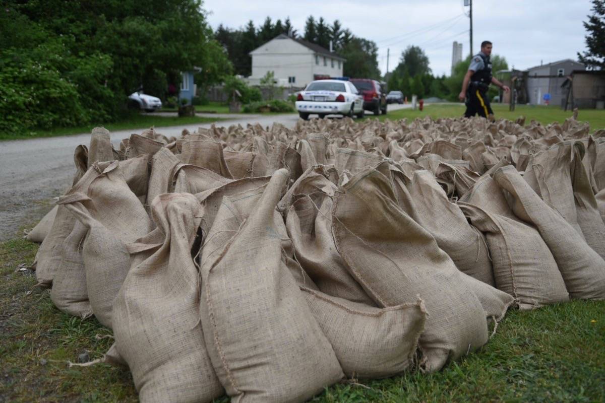 11912754_web1_180516-LAT-M-sandbags3